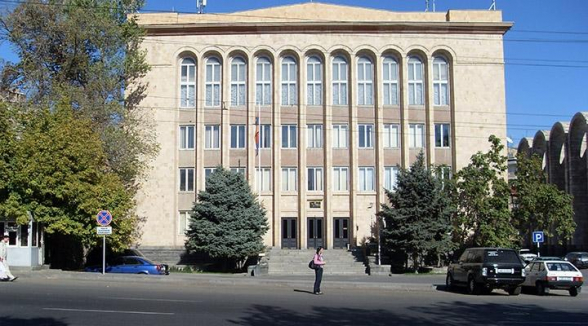 Инцидент у здания КС Армении: полицейские не позволили судье войти в здание